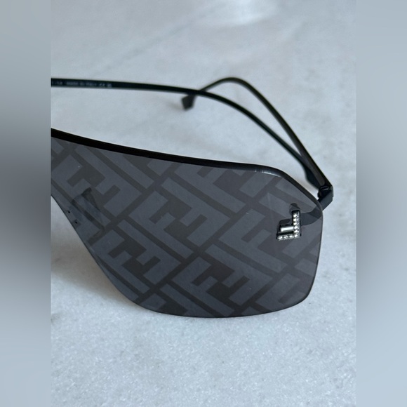 Sunglasses FENDI
FE4121US 02A 00-0, black, unisex. main image 5